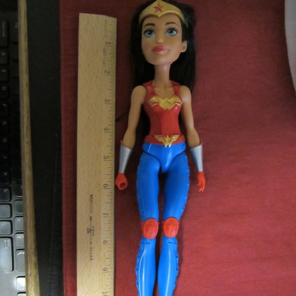 DC 2015 Posable Wonder Woman Doll - Picture 4 of 6